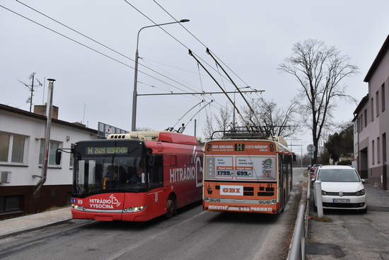 Setkání trolejbusů linky H ve stoupání od Kauflandu.