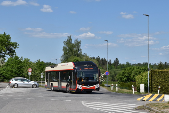 Místní část Pávov a trolejbus odbočující k zastávce Starý Pávov. Stále jsme v úseku bez trolejového vedení.
