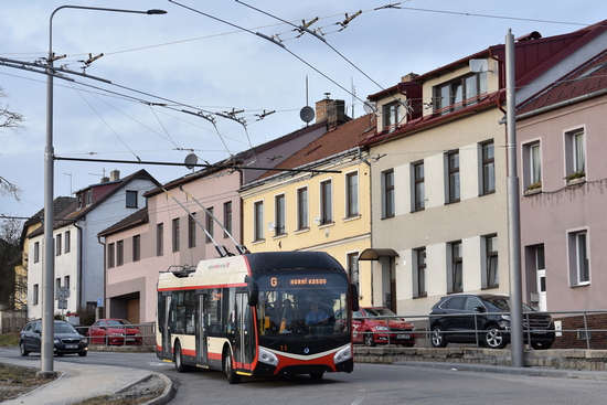 Trolejbus linky G sjíždí ke kruhovému objezdu u Kauflandu.
