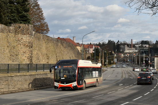 A ještě dva pohledy na další dva nezatrolejované úseky linky G. Zde Hradební ulice.