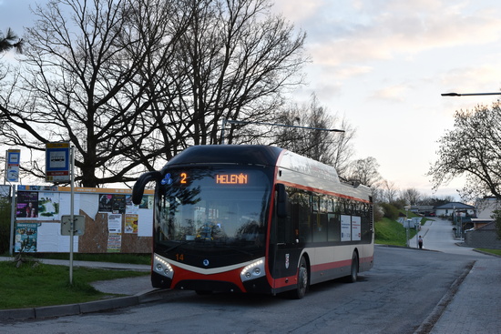 Trolejbusy přejíždějí i na vybrané spoje autobusových linek, jako třeba linka 2 do Helenína.