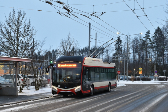 Smyčka Bosch je dvoustopá a předjízdným křížením zhruba v první třetině délky stop. Otáčení se děje na otočce v pozadí.