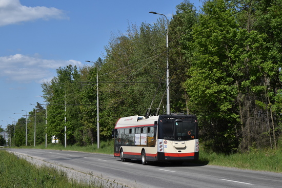 Dlouhá rovinka na Pávovské ulici mezi odbočkou k závodu a kruhovým objezdem.