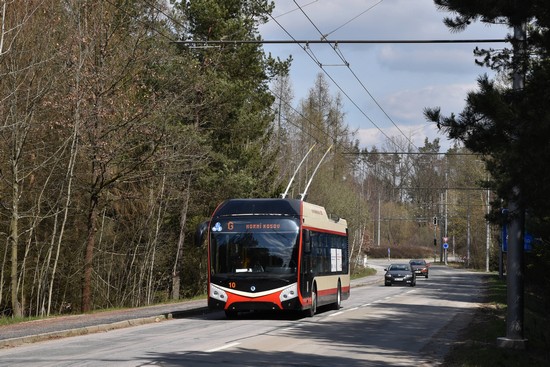 Od kruhového objezdu ke smyčce Zadní Bedřichov se trať opět zanořuje do lesa.