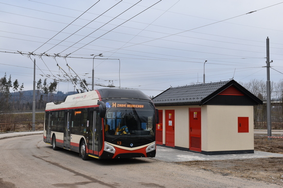 Smyčka Zadní Bedřichov s měnírnou a objektem sociálního zařízení v pozadí.