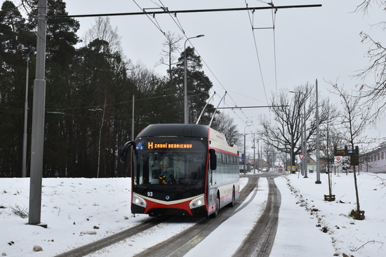 Příjezdová komunikace ke smyčce Zadní Bedřichov. V pozadí se větví trať k BOSCH a do smyčky.
