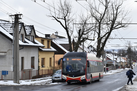 Trolejbus linky G opustil zastávku Škola Bedřichov a projíždí křižovatku s Heroltickou ulicí.