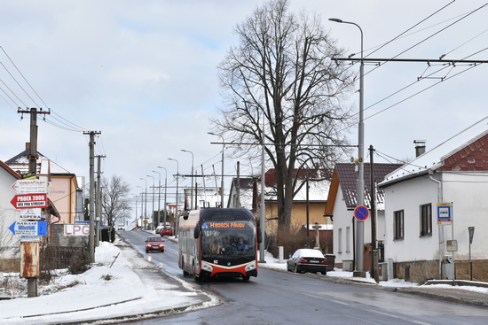 Nebateriová Škoda 32Tr na lince H dojíždí k zastávce U Rybníka.