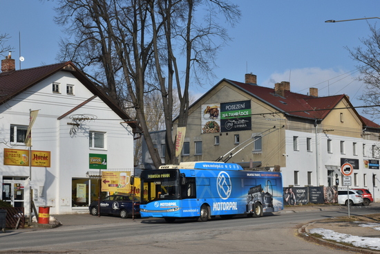 Ze zastávky U Rybníka odjel reklamní trolejbus 84.