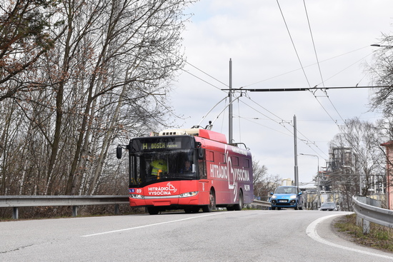 Trať mírným esíčkem překonává trať 225 do Havlíčkova Brodu.