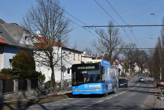 Po překonání trati a průjezdu zastávkou Ul. 5. května se mění charakter zástavby.