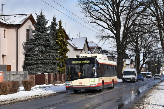 Dlouhou rovinkou lemovanou stromořadím trať pokračuje k zastávce Královský vršek.