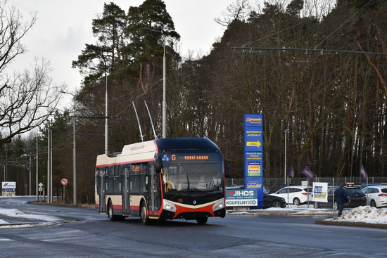 Trolejbus na lince G ve středu 1. února 2023 poblíž nové zastávky Zadní Bedřichov.