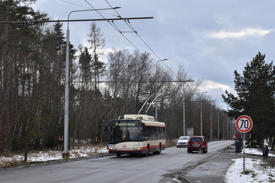 Trolejbus na lince H ve středu 1. února 2023 přijíždí k odbočce k závodu BOSCH