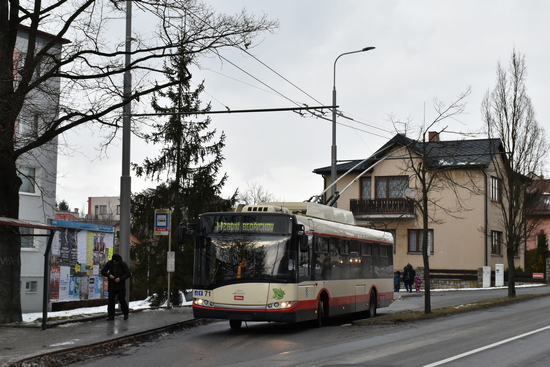 Zastávky Královský vršek se obousměrně nacházejí v oddělených pásech.