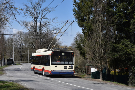 Trolejbus klesající k serpentině na Sokolovské ulici.