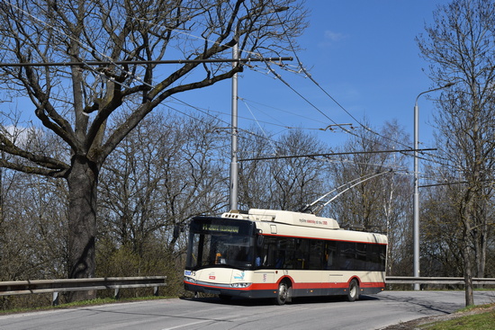 Trolejbus projíždí táhlou a ostrou začátkou a bude klesat poslední rovinkou ke Kauflandu.