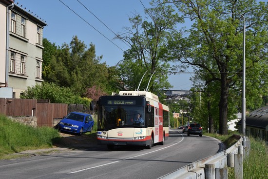 Pohled opačným směrem - trolejbus stoupá na Královský vršek.